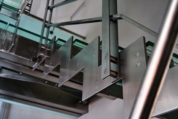 使用扁鐵作為骨架的鐵樓梯