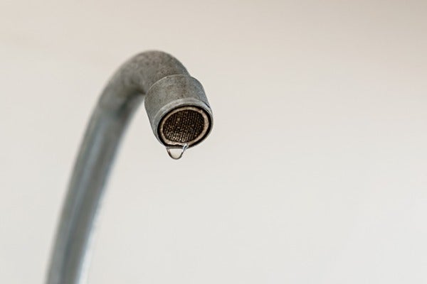 生鏽的舊水龍頭