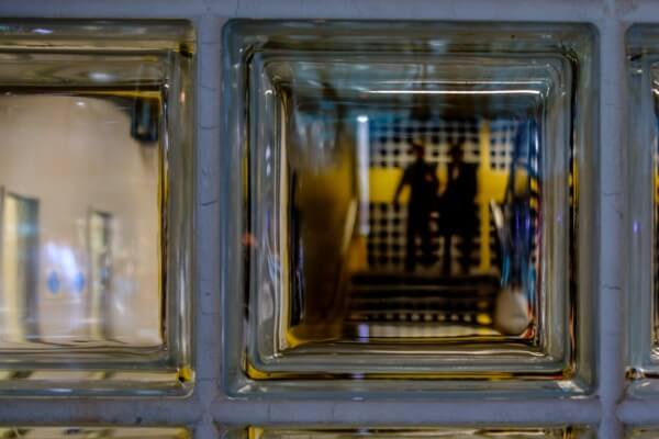 玻璃磚優缺點：玻璃磚可能導致隱私不佳