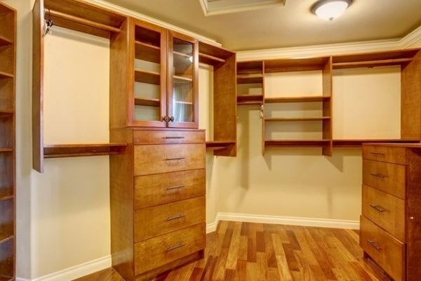 系統櫃造型較簡約，但報價較木作櫃低。