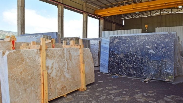 不種種類的大理石石片擺放在石材場