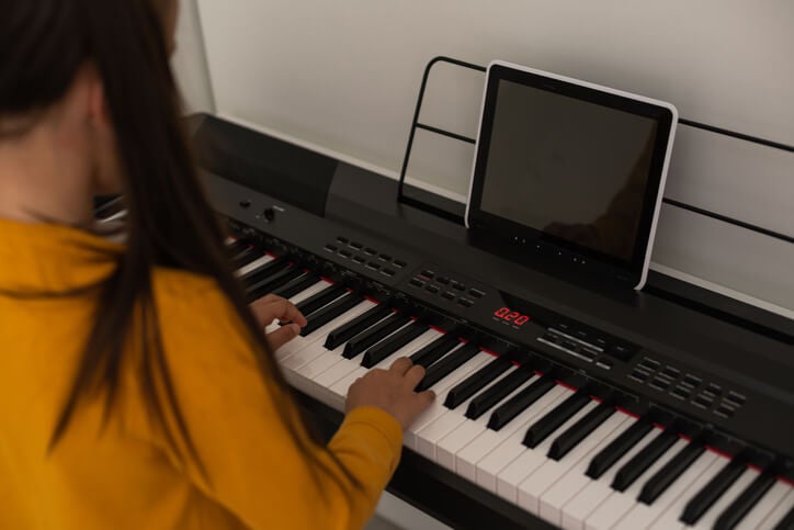可以搭配耳機的電鋼琴讓您練琴時不受時間限制