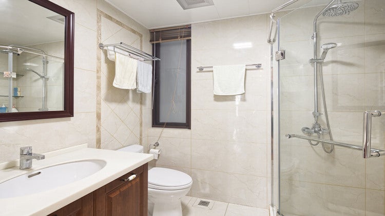 潔白乾淨的浴室