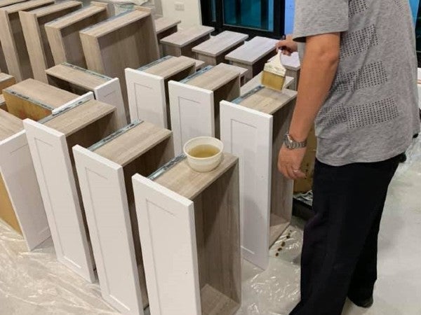 在板材上塗上除甲醛藥劑