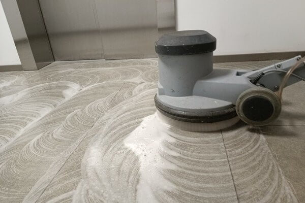 洗地機清除瓷磚髒污