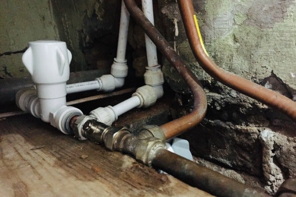 生鏽的冷熱水管