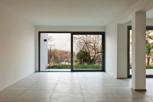 白色油漆的空屋，有厚實的牆體與樑柱