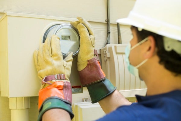 水電行的水電工正在換電表