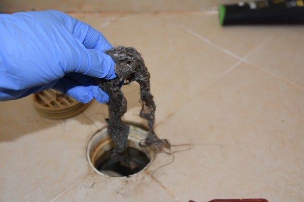 毛髮容易堵塞浴室水管、浴缸水管、廁所水管、陽台水管