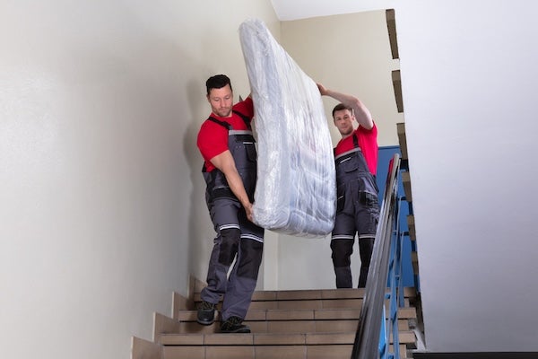 搬運床褥時，搬運公司會採取哪些措施保護床褥不受損傷？