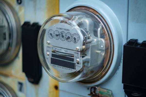 台電現行制度電壓為110v與220v（冷氣電壓），圓形電表皆可計算