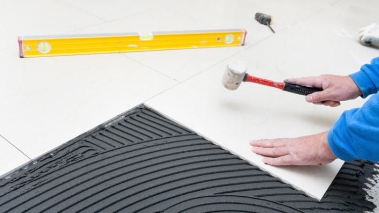 敲擊磁磚地板，將空氣擠出