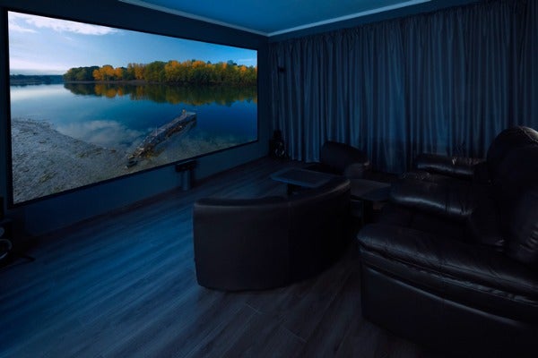 家庭劇院裝潢需要減少外在光源避免眩光