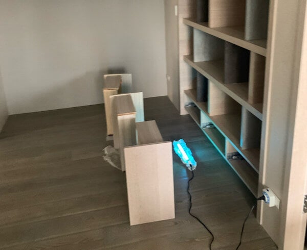 ▲在噴塗完藥劑後，使用紫外光機照射，可以加速藥劑催化。
