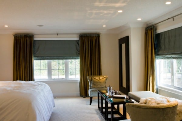 搭配傳統布簾的羅馬簾設計