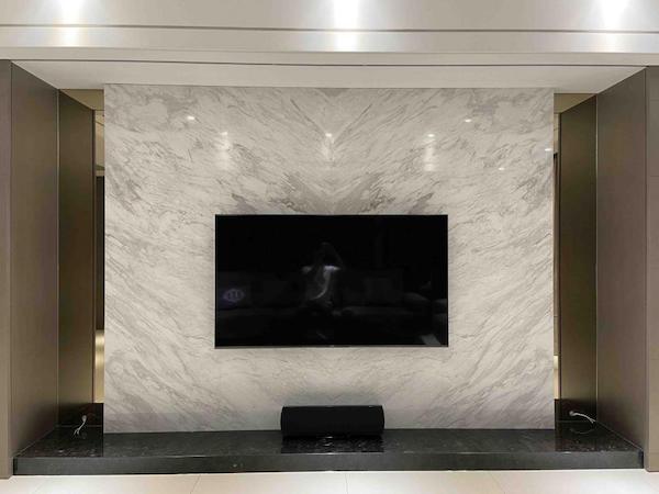白色置中大理石電視牆