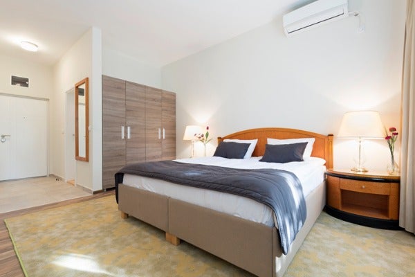 床邊擺放高度適當的床頭櫃