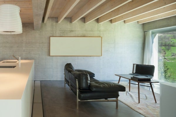 以天花板格柵進行樑柱修飾