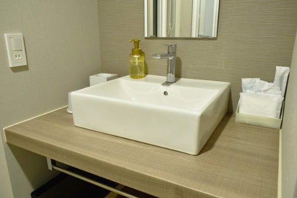 浴室洗臉盆旁的插座與開關