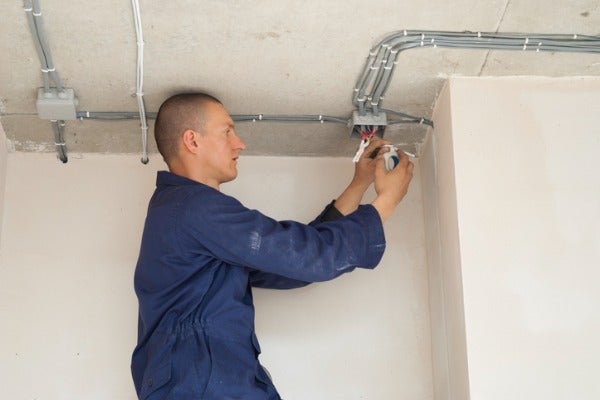 電線明管拉線費用：工班正在進行明管拉線施工