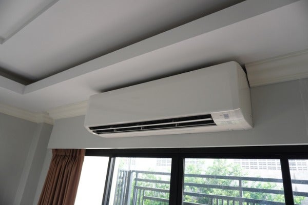 以窗簾盒隱藏冷氣管線