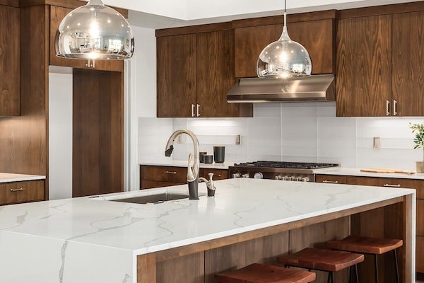 服務人員會將隱藏式抽油煙機拆下並進行深層清潔