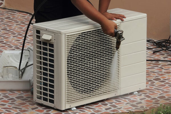 洗冷氣室外機。
