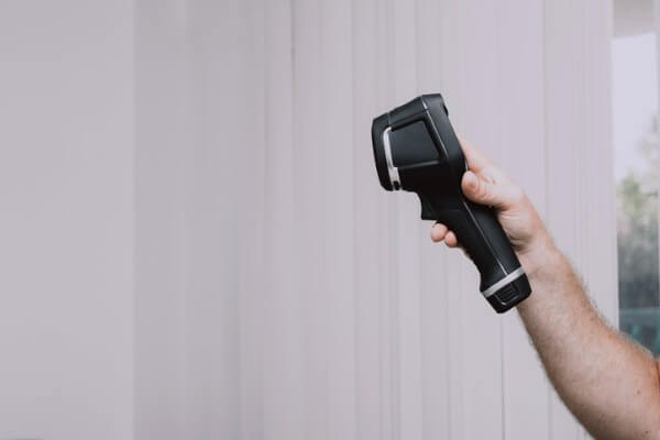 使用儀器尋找白蟻巢穴