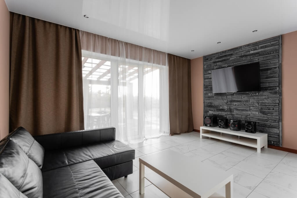 文化石電視牆：小面積文化石牆可提升空間感，避免產生壓迫感