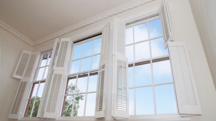 白色的折疊百葉窗