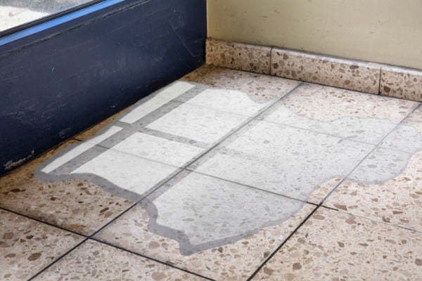 要找出漏水源頭，才能解決地板的漏水問題