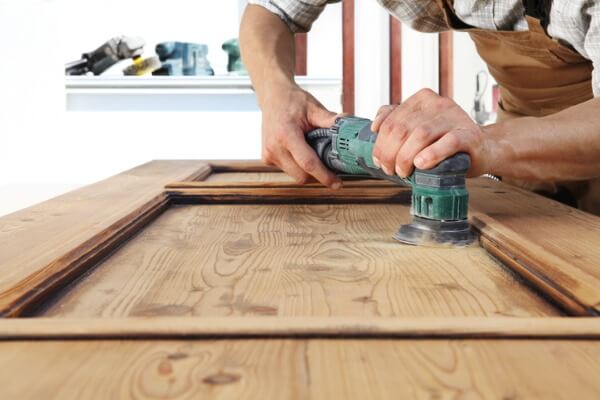 應該更換門板還是整組門：實心木門