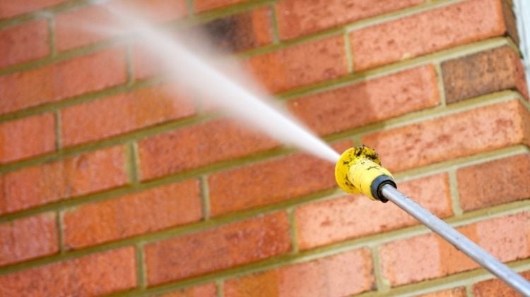 使用水槍做牆面潑水測試