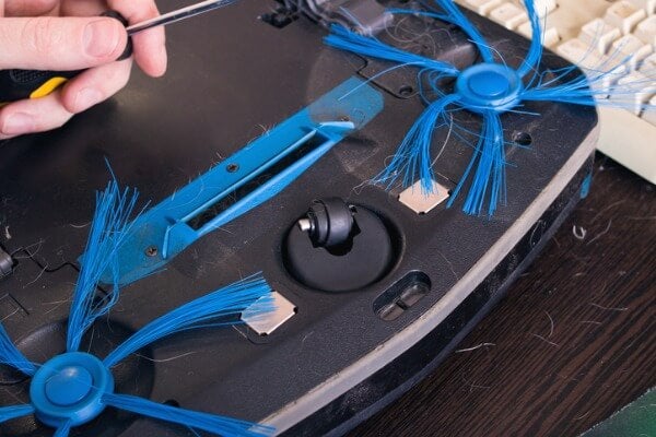 萬向輪脫落的掃地機器人