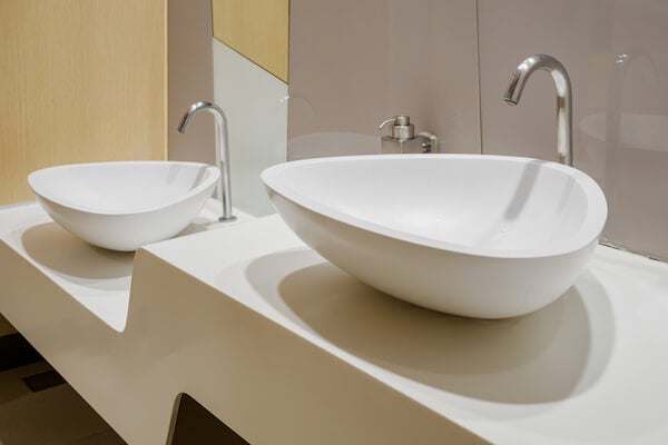 不同高度的洗手盆