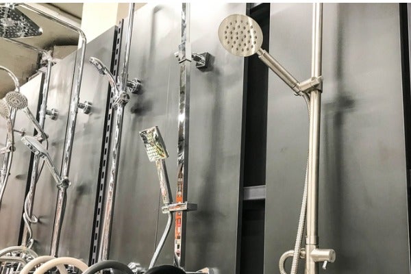 淋浴柱的款式與材質多樣，您可以依照預算與需求選擇最適合的淋浴柱產品