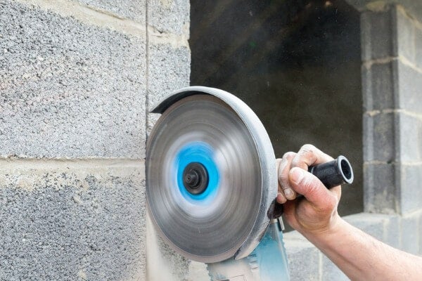 切割外牆加大窗戶。