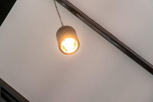 暖色軌道吊燈