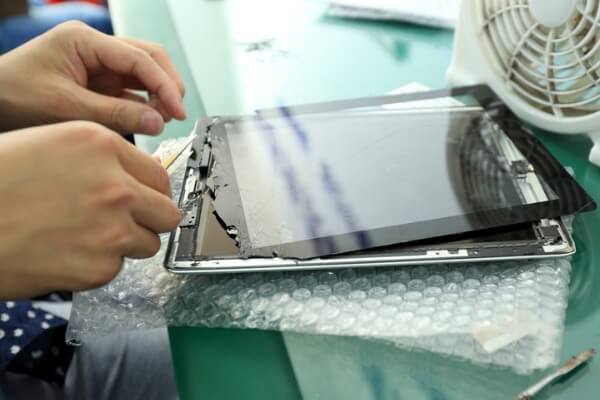 螢幕維修服務可將損壞的原廠螢幕換成全新的副廠總成