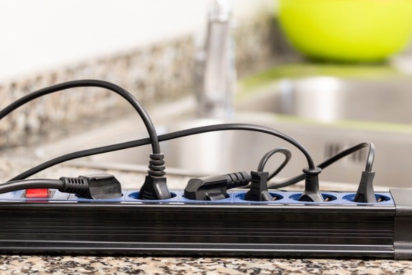 廚房用電量較大，需審慎評估插座配置，不能只設置一個迴路