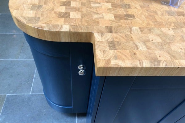 ▲系統櫃無法施作圓弧造型，需請木作師傅施作