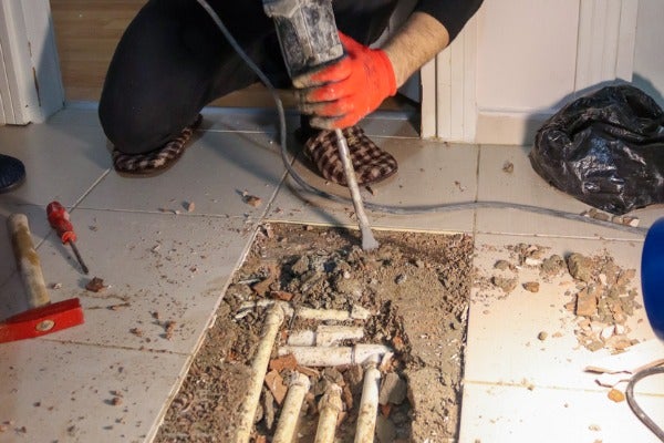 挖開地面並更換老舊水管