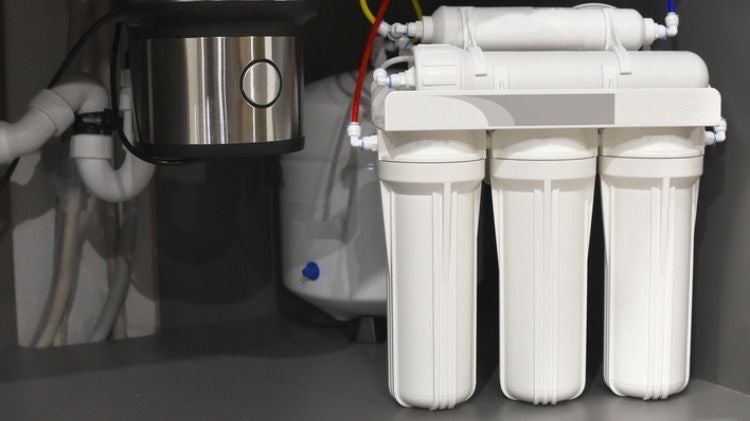 安裝在水槽下方的淨水器