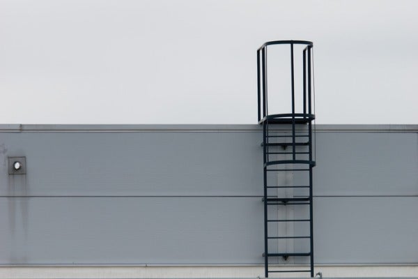 鐵樓梯容易生鏽，較適合安裝在室內空間