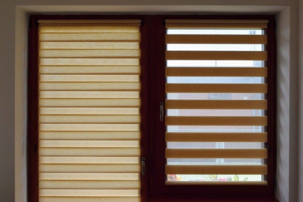 調光簾的全遮光狀態與透光狀態對比照