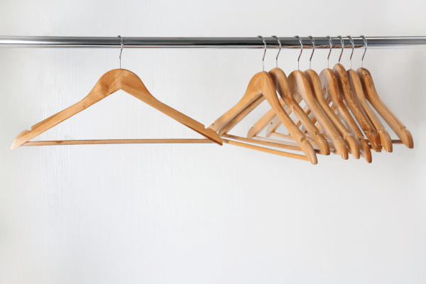 選擇專業晾衫架安裝服務的建議：掛著衣架的晾衫架