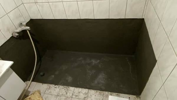 拆除完成後師傅會利用混擬土將凹凸不平的牆面重新打底。