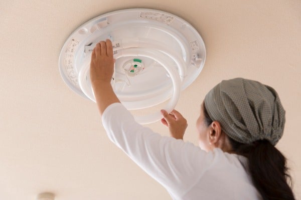 吸頂燈與崁燈最大的差異在於燈座與光源是否沒入天花板內