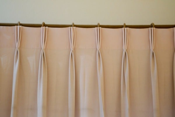 傳統布窗簾價格：淺粉色三褶簾