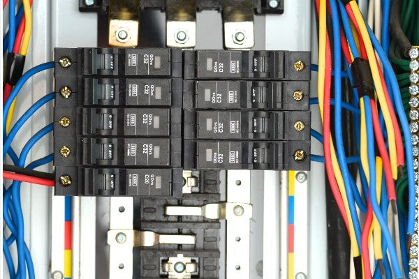 不同相位火線共用中性線之狀況：卡式電力匯流排